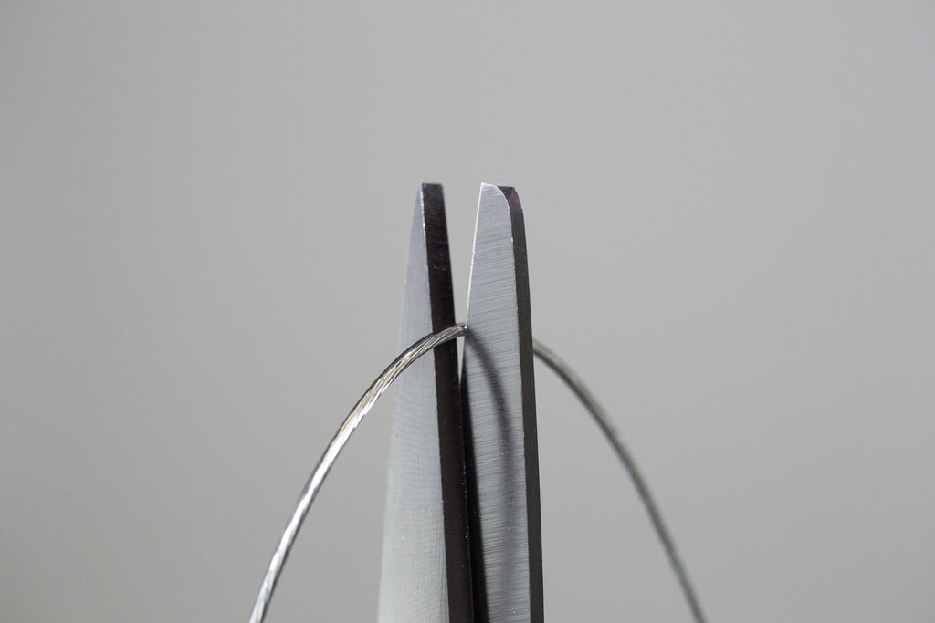 Magic Wire can be cut with household scissors.
